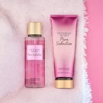 Kit Pure Seduction Body Splash + Creme Hidratante Victoria's Secret Contém : 01 Body Splash Victoria's Secret Pure Seduction Feminino 250ml 01 Creme Hidratante Victoria's Secret Pure Seduction Feminino 236ml O kit Victoria’s Secret Pure Seduction tem fragrâncias frutadas, com toque gourmet que traz toda a sofisticação e glamour da marca. Este produto conta com notas de ameixa, flor frésia e camomila, que são ingredientes marcantes. Refrescante e suave, tem aromas adocicados e é indicado para dias de verão, onde se adapta melhor a temperaturas mais elevadas. PURE SEDUCTION Descrição da fragrância • Tipo: Frutado • Essência de ameixa, flor frésia e fragrância de camomila. Dica • Combine com Fragrance Mist correspondente para uma experiência de fragrância duradoura.