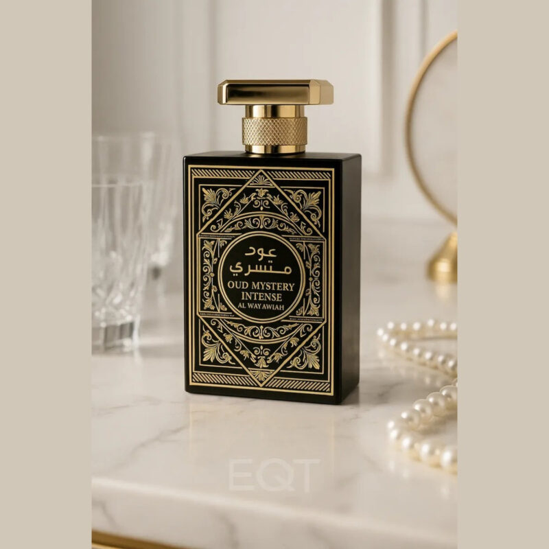 Uma verdadeira obra-prima que desperta os sentidos e envolve você em um mistério intenso e sedutor. Essa fragrância é uma combinação perfeita de luxo, elegância e poder, projetada para homens que desejam deixar uma impressão duradoura. Fragrância envolvente: O Perfume Al Wataniah Oud Mystery Intense possui uma fragrância única e intrigante, com notas de oud e especiarias exóticas. Essa combinação sedutora cria uma aura de mistério ao seu redor, cativando a atenção de todos. Expressão de sofisticação: Com suas notas luxuosas e refinadas, esse perfume permite que você expresse sua sofisticação e bom gosto. Ele envolve você em uma aura de elegância, transmitindo confiança e distinção em qualquer ocasião. Pirâmide Olfativa: Notas de cabeça: Açafrão, Noz Moscada, Lavanda Notas de coração: Oud Notas de fundo: Patchouli, Almíscar.